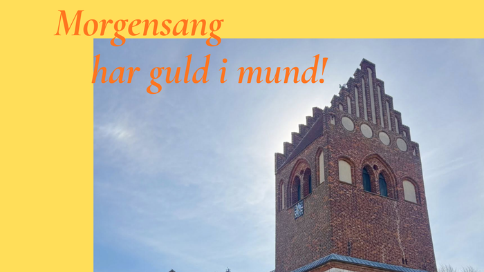 En historisk murstenskirketårn med gylden tekst *