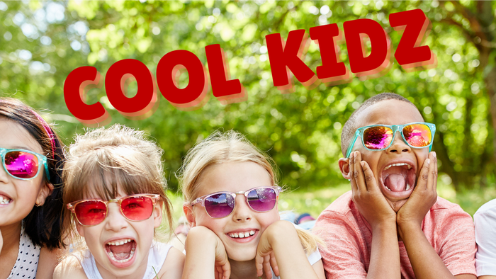 Bunter Flyer für Kinderbetreuung mit vier lachenden Kindern und Kontaktinformationen