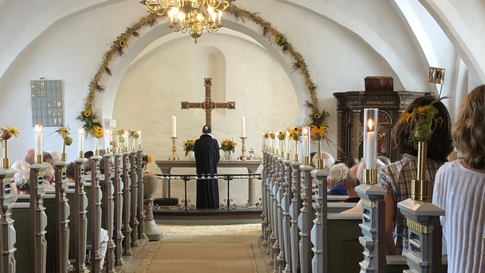 Kirken er indrettet til en ceremoni.