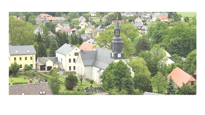 Ein malerisches Dorf mit Kirche und umgebenden Häusern in ländlicher Umgebung