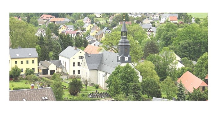 Ein malerisches Dorf mit Kirche und umgebenden Häusern in ländlicher Umgebung