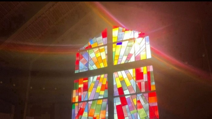 Buntes Kirchenmodell aus Glas mit Einladung zum Stephanus-Gottesdienst am 2. Januar um 18 Uhr.