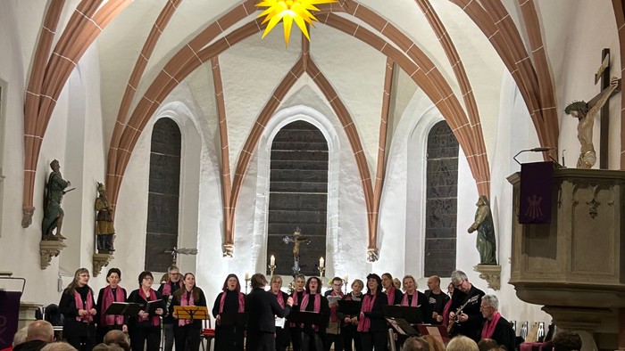 Kirchenchor, der vor der Gemeinde singt