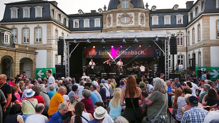 Publikum vor der Bühne beim Mainuferfest im Hof des Büsingpalais