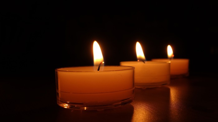 Tre lysende lygter i mørke rum