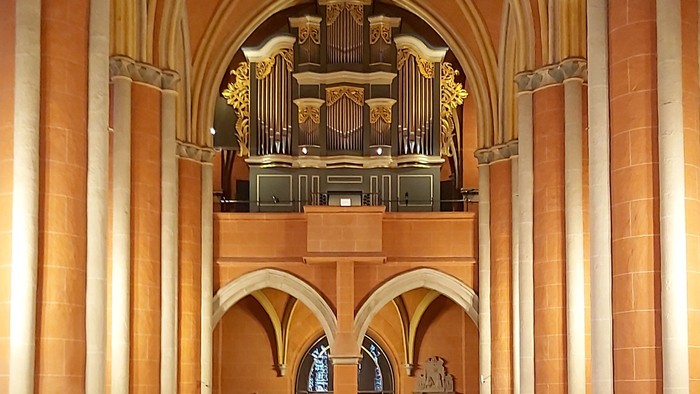 Kircheninneres mit Orgel und Kirchenbänken