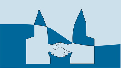 Zwei Hände reichen sich über Wasser aus