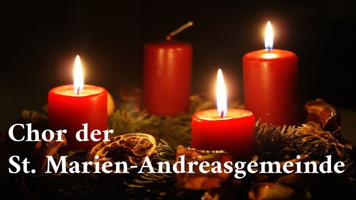 Vier rote Kerzen, umgeben von Tannenzapfen und Nadeln, mit dem Text *„Chor der St. Marien-Andreasgemeinde“* darunter.