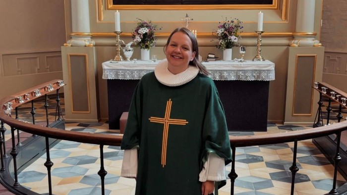 Sognepræst Signe Bøje Sahner foran alteret