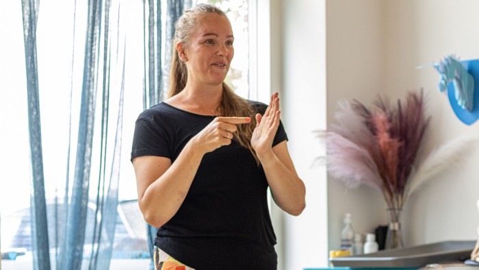 En kvinde udfører tegn til tale for babyer