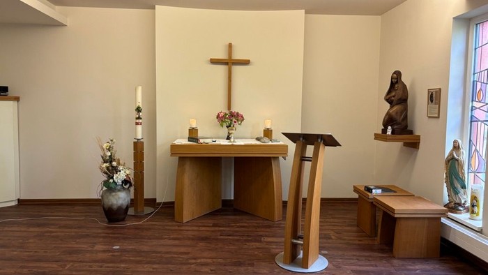 Kleine Kapelle mit Holzaltar, Kerzen und Statuen