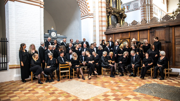 Gruppe af mennesker, der poser i en kirke