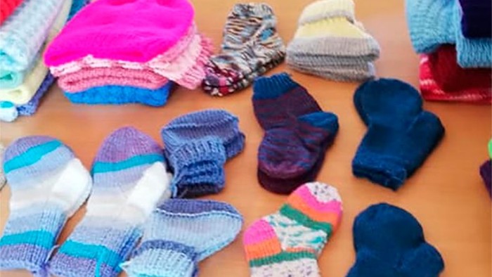 En samling håndklædte og strømper i forskellige farver og mønstre.