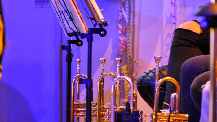 Ein Tisch mit Trompeten und Luftballons