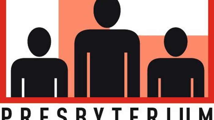 Drei Personen vor einem Kirchturm, darunter der Text 