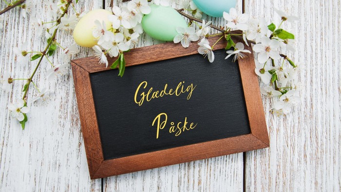 Glad Påske med farverige æg og blomster