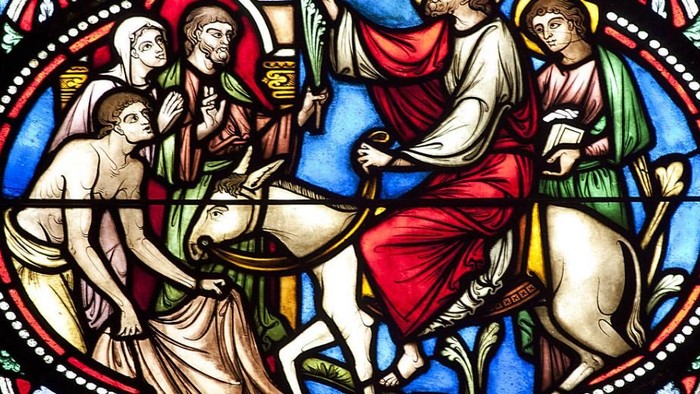 Stained glass skildring af bibelscene med Jesus på en ål.