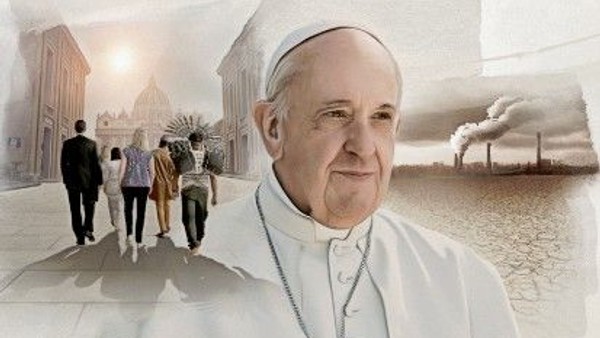 Papst Franziskus lächelnd mit kontrastierenden Bildern von städtischem Leben und Umweltverschmutzung im Hintergrund.