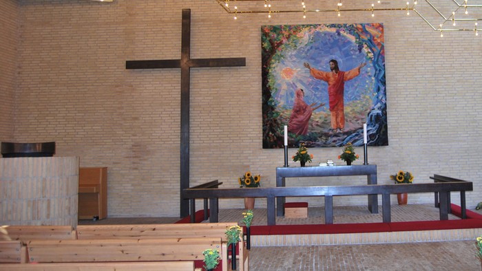 Kirkeinteriør med alter, krucifix og maleri