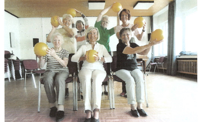 Seniorengymnastik: Gruppe von älteren Menschen beim Training