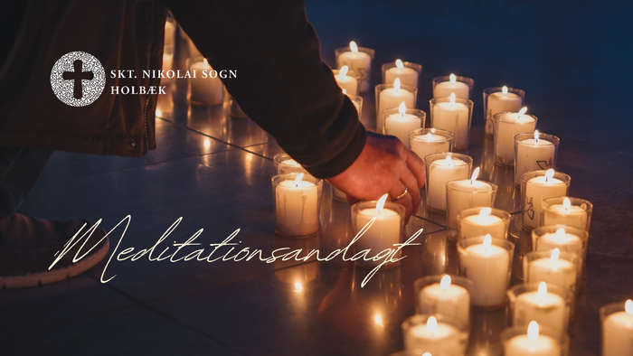 En hånd tænder lys på en række lysende lysekander