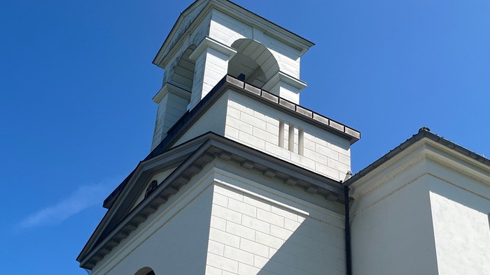 Tårn med kuppel og vindueskarm.