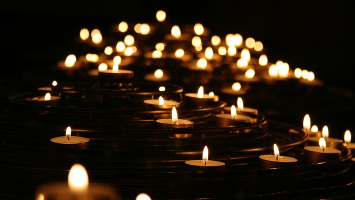 En stor mængde lysende lygter i mørke omgivelser