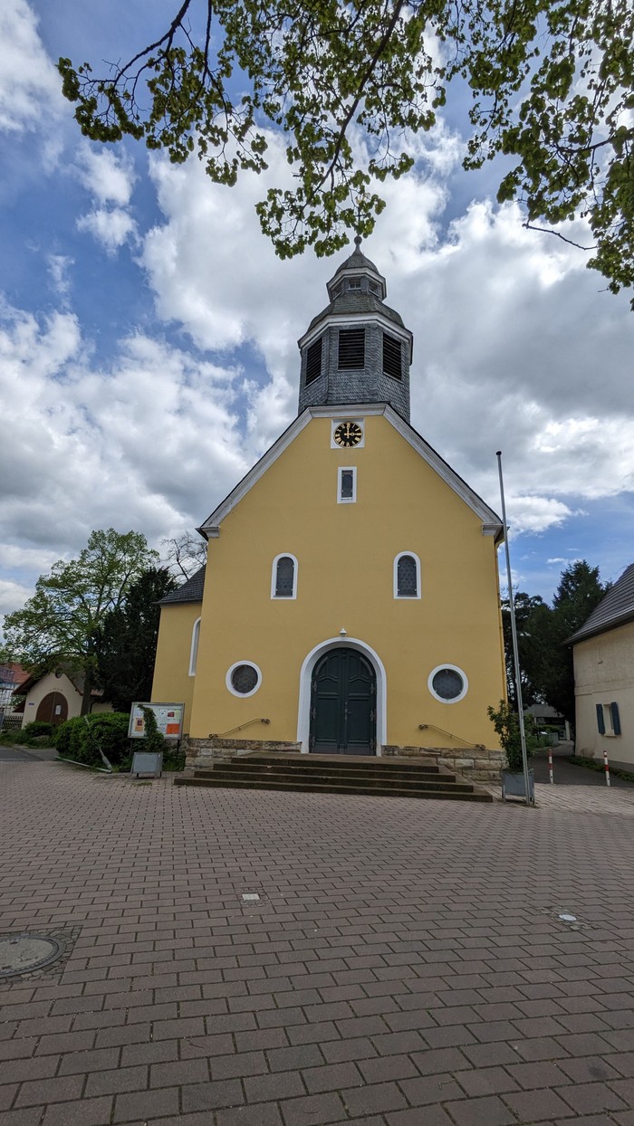 Kirche_Dreifaltigkeit_Ruesselsheim.jpg