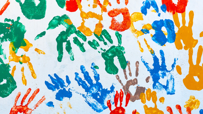 Bunte Handabdrücke auf weißem Papier