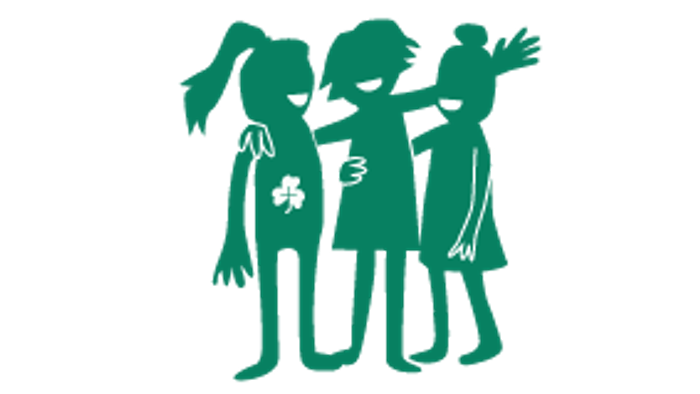 Tre børn står sammen i en kreds