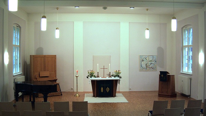 Leere Kirche mit Holzstühlen und Altar