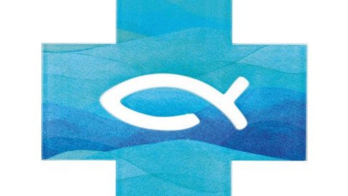 Ein stilisiertes Kreuz mit einem Fischsymbol und einem abstrakten Hintergrund aus blauen Wasserwellen.
