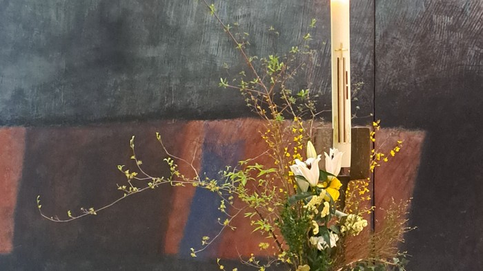 Osterkerze geschmückt