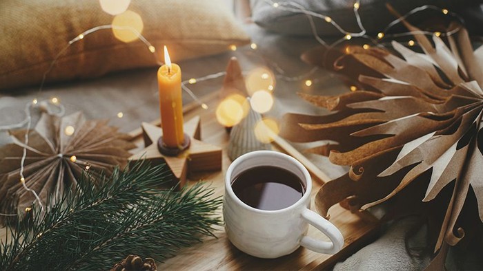 Tasse Kaffee in weihnachtlichem Ambiente