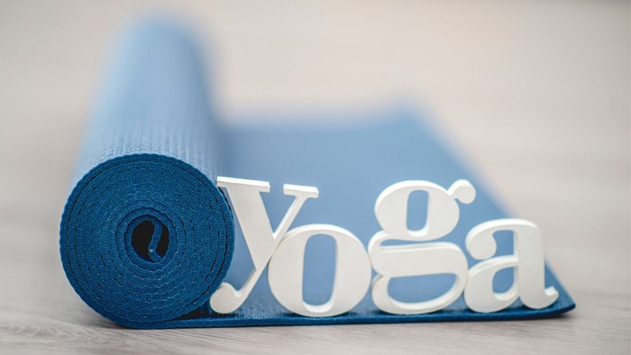 Yogamatte und Yogaschriftzug