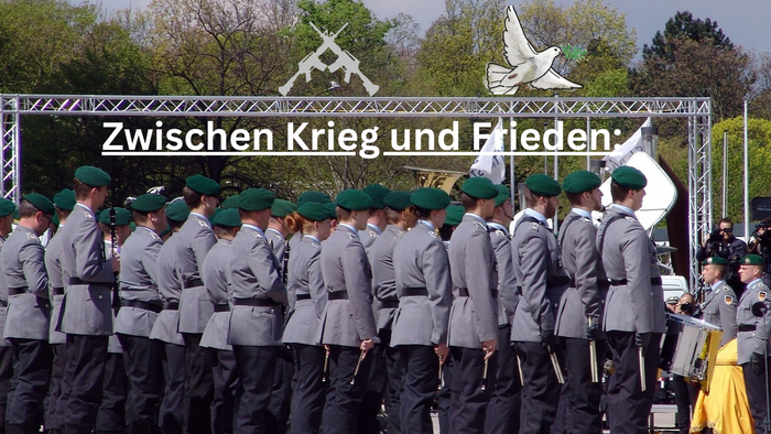 Uniformierte Militärmusiker marschieren in Formation während einer Zeremonie mit dem Titel „Zwischen Krieg und Frieden“.