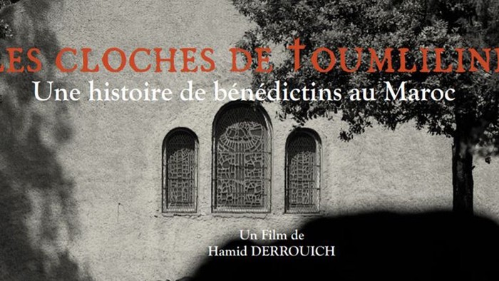 Affiche de film sur l'histoire des moines bénédictins au Maroc, mettant en scène une église avec trois fenêtres en arc.