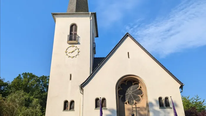 Ansicht der Kreuzkirche Hüsten von der Friedrich-Naumann-Str. aus