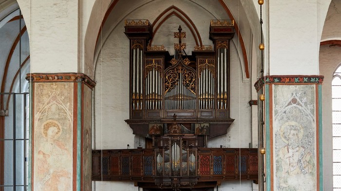 Innenraum einer Kirche mit Orgel und Altären