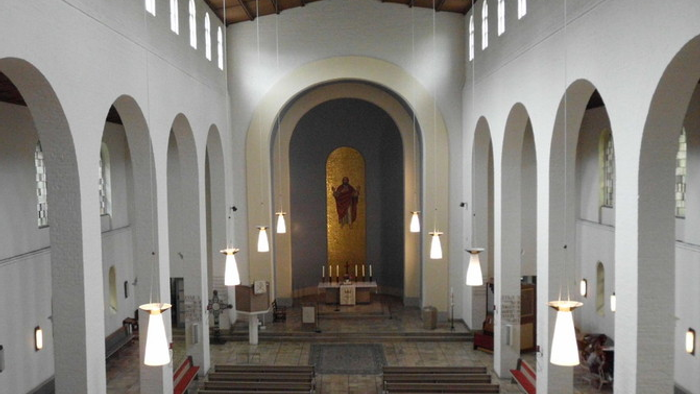 Große, helle Kirche mit hohen Decken und weißen Säulen