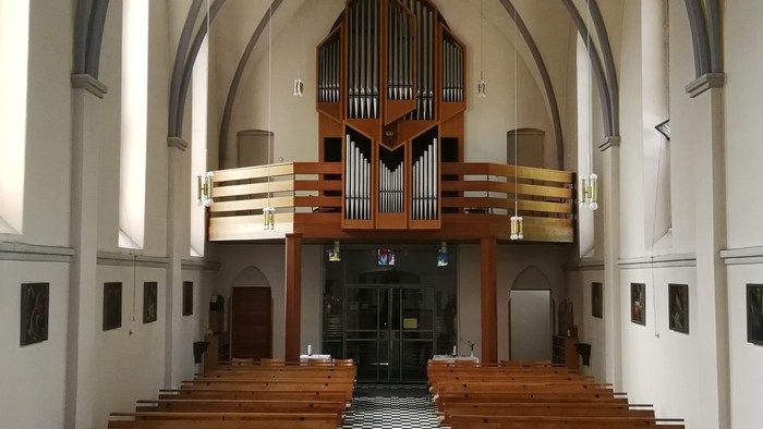 Die Kirche hat eine Holzorgel und Holzbänke