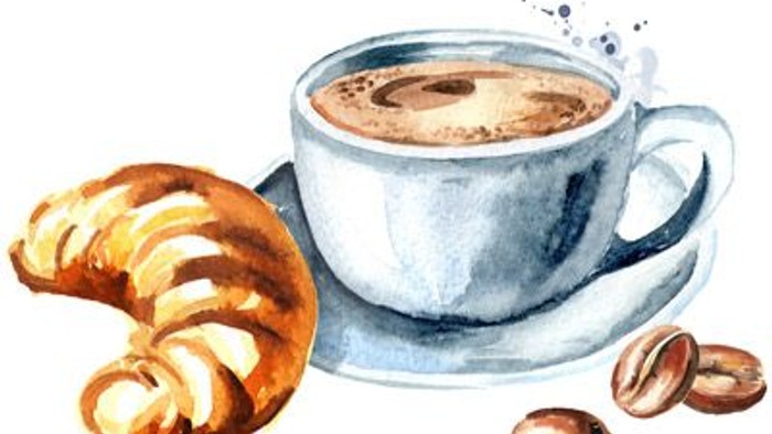Ein Kaffeebecher mit Dampf, ein Croissant und Kaffeebohnen