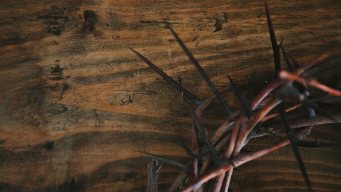 En kransekage med chokolade og nødder på et mørkt træbord