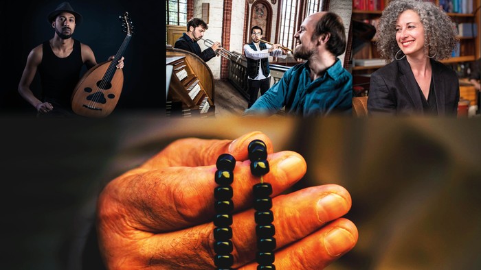 Flyer mit Fotos der Künstler:innen und Hand, die eine Gebetskette hält