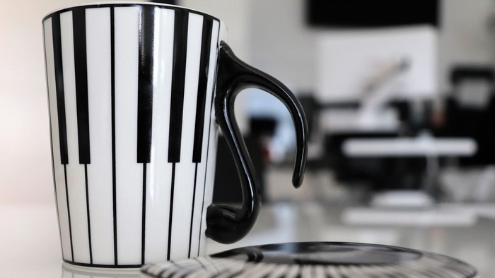En kaffekop med piano-nøgler og en passende underværelse.