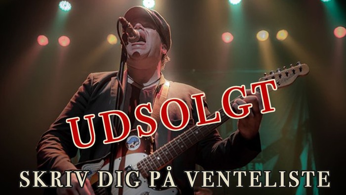 En musiker optræder på scenen med et skilt, der opfordrer fans til at tilmelde sig en venteliste, mærket 