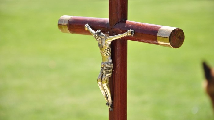 Kruzifix aus dunklem Holz mit goldenem Korpus