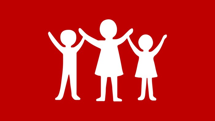 Tre børn står sammen med arme i armen