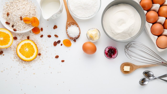 Billedet viser forskellige ingredienser og redskaber til bagning