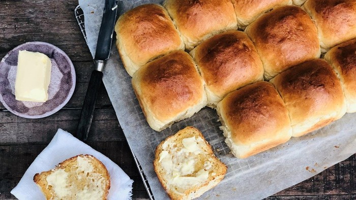 En rullebrød og smør på bordet